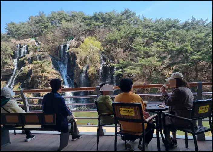 홍제천 인공폭포 앞에서 커피를 마시면서 즐기는 사람들